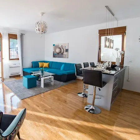 Deluxe Tara * موستار